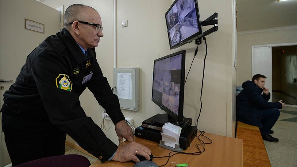 Охранная грамота: кто и как обеспечивает безопасность российских школ